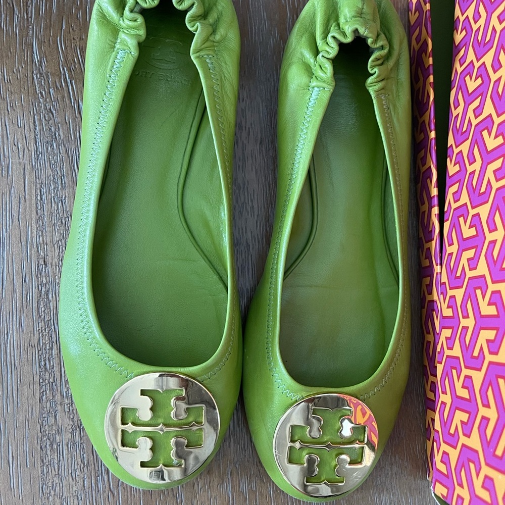 Tory Burch classic reva ballet in lime green + gold. Size 7.5